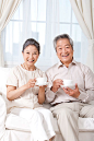 生活方式,饮料,室内,白昼,日光_gic5360636_老年夫妇喝咖啡_创意图片_Getty Images China