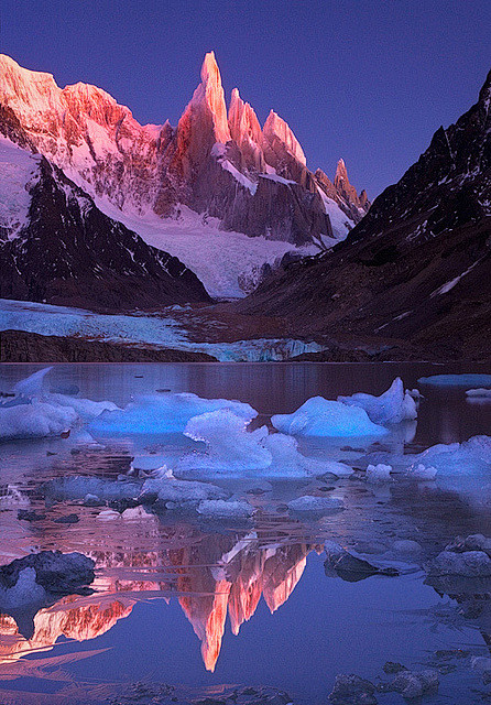 深红色的峭壁，Cerro Torre峰，...