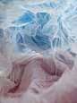 《Plastic Bag Landscapes》（塑料袋风景）| Vilde Rolfsen，挪威女艺术家、摄影师，出生于1980年，现居奥斯陆。这组作品使用光源及彩色背景，让从街上捡的普通塑料袋营造出充满魔幻氛围的风景