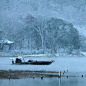 大雪正在西湖上飘飘洒洒，一条小船疾行湖上，犹有点“独钓寒江雪”的味道。