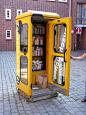 Une vielle cabine téléphonique transformée en boite à livres. Une seule règle, apportez un livre, prenez un livre, lisez un livre !: