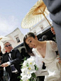 近日，据日本媒体报道，日本歌手宇多田光与小自己8岁的意大利调酒师老公弗兰西斯科·卡利亚诺在意大利海滨小镇波利尼亚诺的教堂举行婚礼，当地戒备森严，不过婚礼前一天就气氛浓厚。