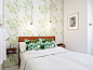 清新而淡雅的绿色花纹墙纸与枕头呼应，与自然垂下的照明灯泡巧妙结合~彰显轻松舒适~