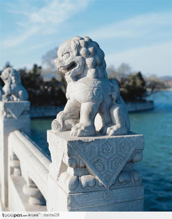 颐和园昆明湖十七孔桥-威武的石狮侧面高清...