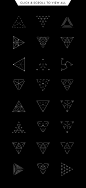 【200多种几何图形的组合形式】简单的三角形、圆形、矩形等几何图形组合可以转变出多少种奇妙的变换，同时这些图形还可以充分的运用到Logo、背景等设计元素中。