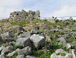 文件：Nereid纪念碑的原址，只包含几块石头和纪念碑基地，Xanthos，Lycia，土耳其（8825264686）.jpg