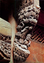 雀替是中国建筑中的特殊名称，安置于梁或阑额与柱交接处承托梁枋的木构件，可以缩短梁枋的净跨距离。也用在柱间的挂落下，或为纯装饰性构件。在一定程度上，增加梁头抗剪能力或减少梁枋间的跨距。