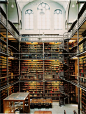 阿姆斯特丹国立博物馆图书馆，隶属于荷兰国立博物馆之下，也是荷兰规模最大、研究艺术史的最佳公立图书馆。馆藏名划有林布兰（Rembrandt）的巨幅油划《夜巡》。该馆设 260多个陈列室，馆藏目录中罗列14万件划作、3200种期刊、2万种可贩售的艺术品