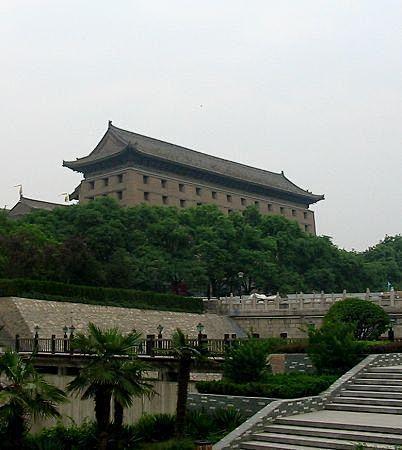 城楼北侧有日本天皇访问西安时所建观望台一...