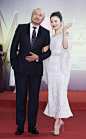前不久陶虹还和老公徐峥结伴出席上海国际电影节，陶虹一袭修身白裙，徐峥一身黑色西装，两人站在一起画面美好。