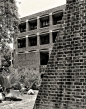 艾哈迈德巴德印度管理学院 Indian Institute of Management Ahmedabad by 路易斯·康 Louis I. Kahn - 灵感日报 : 去掉了色彩却看到了更多……这组由摄影师Cemal Emden拍摄的著名现代主义建筑大师路易斯·康（Louis I. Kahn）设计的艾哈迈德巴德印度管理学院 Indian Institute of Management建筑图片，以极强的表现力让我们领略到何为大师笔下的质感、比例与细节层次……