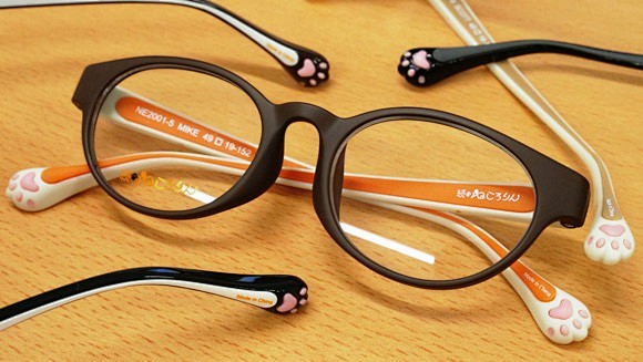 这款眼镜的镜腿末端是一直粉嫩的猫咪爪，粉...