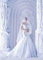【 Michael Cinco】2013年的春夏婚纱系列。宛如美人鱼般的高领长袖礼服，配有装饰着同样奢侈的细节戏剧性的剪影，晶透的白色仿佛是Elsa的冰雪王国。