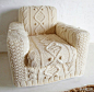 设计师兼资深时尚顾问Erika Knight擅长编织，这张毛衣沙发就是她的作品。