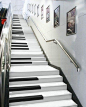 “钢琴楼梯”，边走边弹...这段楼梯的台阶按照钢琴键盘的次序排列，当有人经过时，真的会发出悦耳的钢琴声~~~