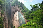 山桥合一：这座桥叫天生桥，是太行山大峡谷中最为奇特的景观之一，是天生的石拱桥，千百年来，很多人都从桥上走过。