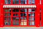 餐厅的正面有全景红色木制窗户和一个遮阳板上的外卖窗口，一个咖啡馆的建筑，没有人。