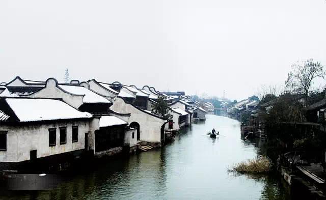 “粉墙黛瓦”即雪白的墙壁，青黑的瓦。江南...