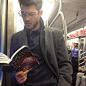 街拍：国外地铁上的一些爱看书的帅哥，认真的样子帅炸了 ​ ​​​​