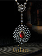 [土耳其顶级珠宝品牌 Gilan 来自伊斯坦布尔的迷人珠宝] 土耳其的中国文化年拉开了2013年的序幕。如今，中国游客们正感受着两国间深厚文化底蕴及历史渊源前所未有的冲击。伊斯坦布尔的魅力完美融合了欧洲的浪漫气息及亚洲的生机勃勃，这种和谐交融的关系完美的融合在Gilan珠宝里。如同Gilan帮助修复托普卡帕宫金库般，对于具有敏锐眼光的高端消费者而言，Gilan的珠宝如同宝藏一般珍贵。当夏日柔和的阳光洒落在博斯普鲁斯海峡上，游客们不由自主的坠入Gilan的爱河，正如爱上这个迷人......