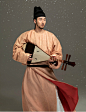 《男人装》2013春夏时装增刊——《复兴！华夏风貌》，盛唐——服饰提供 【中國古代妝束】http://weibo.com/zgzhuangshu----------- 圆领袍，是圆领子的窄袖袍，是唐代无阶级、无性别之分的一种服装。