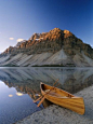 独木舟在湖边，弓湖，加拿大阿尔伯塔省