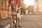 关闭在日落时在城市的自行车上的时髦。 用500px的Oleg Evseev拍摄sunflare和无脸