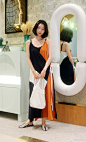 7月1日，上海InYard宜氧家具开业街拍更新，黑+白+橙，三种对比鲜明的颜色碰撞在一起。裹身裙的款式，松松地在腰间系个结，随意又舒服。@岂曰吴衣 ​​​​