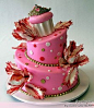 婚礼蛋糕是婚礼上不可缺少的主角，烘托婚礼的气氛，创意的婚礼蛋糕也会让嘉宾难忘。