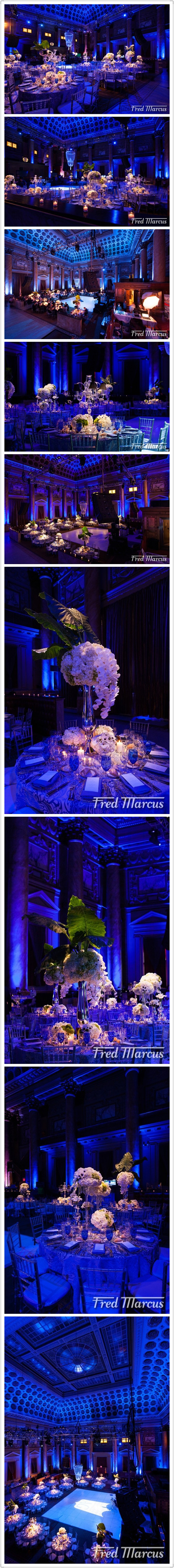 蓝色灯光渲染的婚礼晚宴