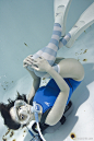 #速写参考# 一组水下摄影 展现极为难得的悬浮感pose  关键词：动态速写参考 女性 水下摄影 pose 透视 ------------@象牙塔-ART 真的每日更新最好的速写参考资料 ​ ​​​​图片来源：不详