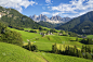 夏天的风景Santa madalena村在Dolomites。意大利。