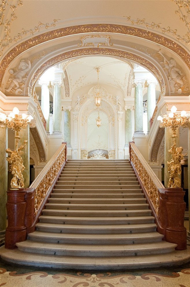欧式建筑风格室内楼梯扶手高清摄影图片