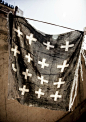 家居品牌Habitat結合非洲傳統Bogolon泥染土布，推出壹系列的家居紡織品，非常的自然迷人，它們都是經過太陽的洗禮而産出的土染布。