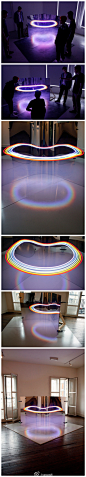 omom网：澳大利亚灯光艺术家Steven Morgana不要用脚去找寻彩虹，相反，他用自己的双手创造了一整条完整的彩虹！通过巧妙的结构，Steven Morgana利用四分之一圆弧的霓虹灯管和一面平滑过度的镜面夹角立面就解决了所有问题。站在相应的角度，人们不得不感叹──那的确是一整条悬浮着的彩虹！