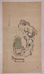  清 居廉 《窠石水仙图》】轴，绢本设色，74×40.6cm，广西壮族自治区博物馆藏。 图写窠石兀立，旁置一盆水仙。画中水仙转折挺立，参差灵动，明快生动；窠石以墨色加染，明暗自如。画面用笔细腻，清新淡雅。