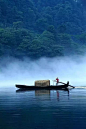 湖南郴州小东江。这里最出名的是雾，每天一早一晚，诡异、神奇，从水面蒸腾而上，飘飘忽忽地在清泠的山水间游荡，素有“湘南洞庭”之称。