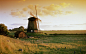 荷兰： 田园风车图片 Netherlands, Molen bij Alkmaar (Windmill near Alkmaar) 、荷兰阿克马田园风光，田野上的风车图片，风车、木鞋、奶酪、郁金香号称荷兰四宝。荷兰风车原为荷兰人首创，适应着水力利用和磨坊工业的需要。如今虽然仍为荷兰的“国家商标”，实际运用上却不多，多数只属观赏性的保留。
