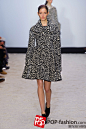 以上为Giambattista Valli 2014秋冬米兰时装周部分现场图片，更多图片在POP伦敦时装周专题报道：http://www.pop-fashion.com/presscon/search/women_Paris_1415AW_tshowpic__t_p_1.html