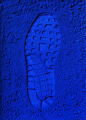 BLEU KLEIN IMAGE bleu klein se rapprochant du bleu utilisé en couleur de fond du rendu avec empreinte de chaussure rappelant la forme des cartons plumes