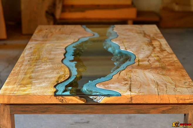 实木桌上的山河玻璃钢 [10P]-美国设...