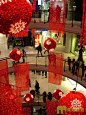 购物中心中庭节庆吊饰-红色金丝绵球