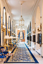 巴黎Ritz酒店原建筑始于18世纪，最早用于私人住宅，该建筑外观是由曾参与设计凡尔赛宫的建筑师Jules Hardouin Mansart设计。戴安娜王妃、可可·香奈儿和海明威都是Ritz酒店的粉丝。可可·香奈儿把Ritz当作自己的家，在这里居住了37年直到去世 ​。 ​​​​
