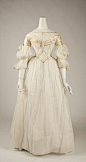 1829-1840，女子服裝。說是維多利亞時代有點牽強，因為少年才出閨不久，服裝大體的樣式還有很重的帝政時代的影子