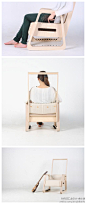 由韩国设计师Jaeyoung设计的吉他座椅（Echoism Chair），椅子的两侧和靠背布满了琴弦，如同一把改造后的吉他，我们可以像弹奏吉他一样去拨弄琴弦，伴随旋律彻底放松自己。一心一意，工业设计： O网页链接