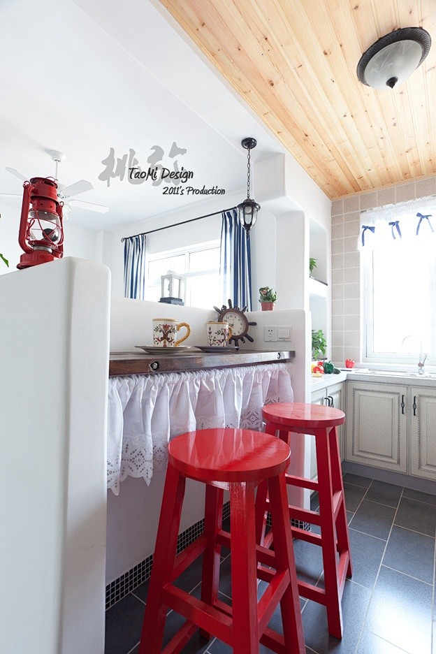 #吧台#厨房红色吧椅 浪漫的复式楼装修效...