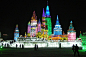 哈尔滨国际冰雪节上巨大的雪雕塑和建筑冰雕，每年都会在中国北部举行。夜晚，明亮的冰点亮了冬日黑暗的天空。白天的活动包括滑冰、冰球赛甚至还有冰上婚礼