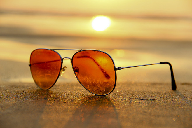 海滩上的眼镜 橙色的镜片 太阳光点#米洛...