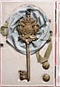 【The Chamberlain's Key】一种身份象征，旧时为王公贵族的宫务大臣或者首席仆役长所有，外层材质为黄金。目前在英国的掌礼大臣(Lord Great Chamberlain)和宫务大臣(Lord Chamberlain)的服装上还能看到这个金钥匙装饰。它是目前很多酒店业或者家政行业会用金钥匙图案表示权威和专业的原因。
