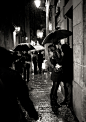 《Lovers in the rain》雨夜的爱人,同样来自Ian RP的黑白摄影作品.